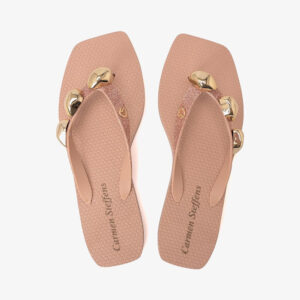 Chinelo com Metais em Formato Orgânico